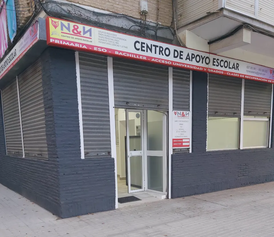 Fachada del local en una esquina, con el rótulo rojo «N&N Centro de apoyo escolar»