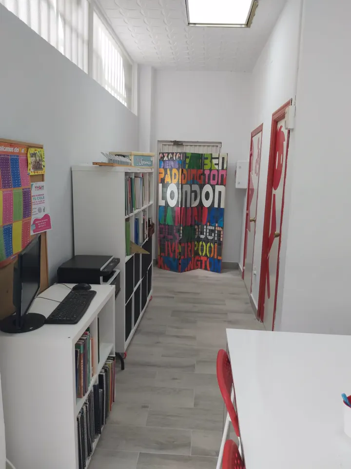 Rincón con estanterías de libros y un cartel de Londres