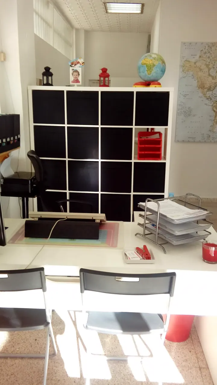 Estantería con material escolar y un globo terráqueo